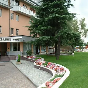 Embassy 3*, Pero Italien